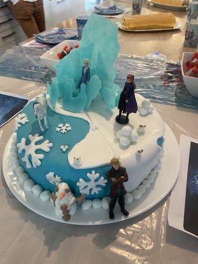 Déco gâteau Reine des Neiges avec caramel bleu